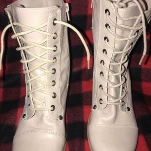 Women’s 7 1/2 guess boot
